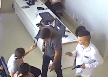 Vídeo mostra momento que clientes de uma clínica são assaltados, em Bela Vista de Goiás