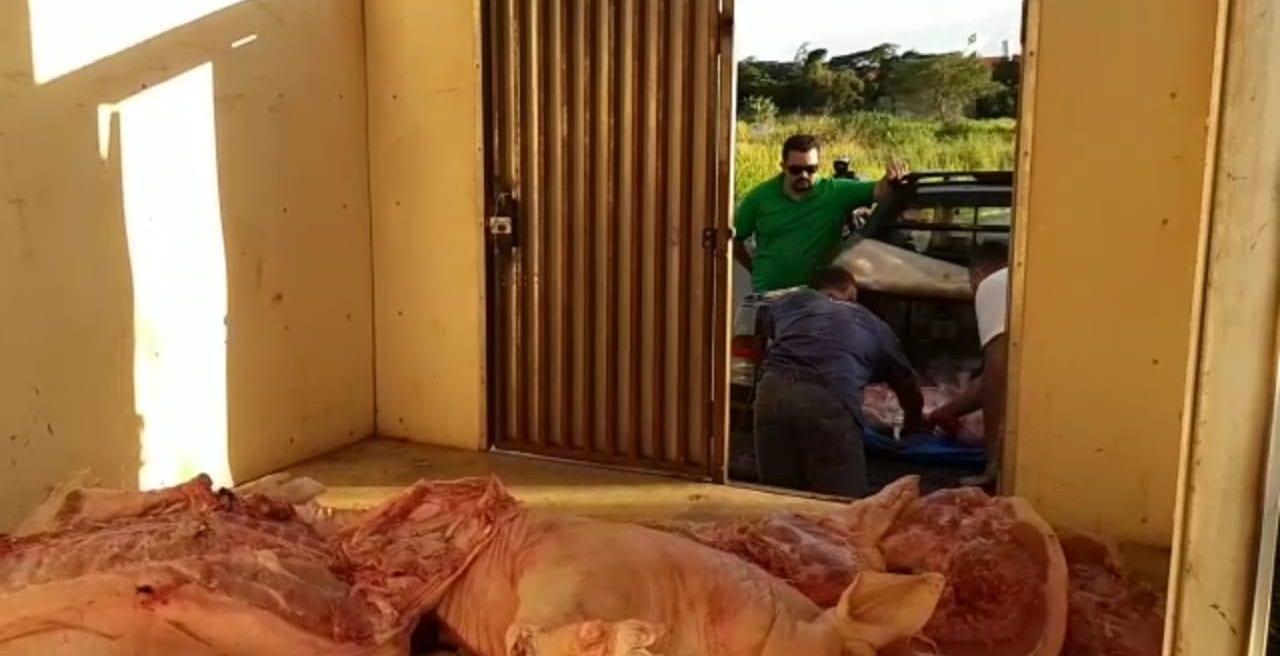 Carne suína clandestina que abasteceria comércios de Anápolis é apreendida na BR-153