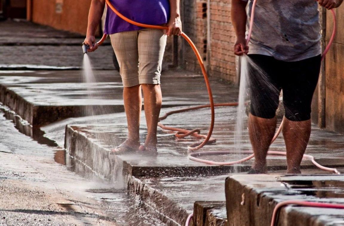 Goianiense pode passar a ser multado caso lave a calçada com água potável