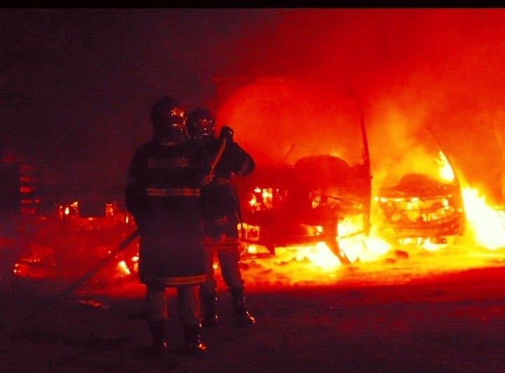 Incêndio destrói veículos no pátio da Secretaria de Obras, em Aragarças