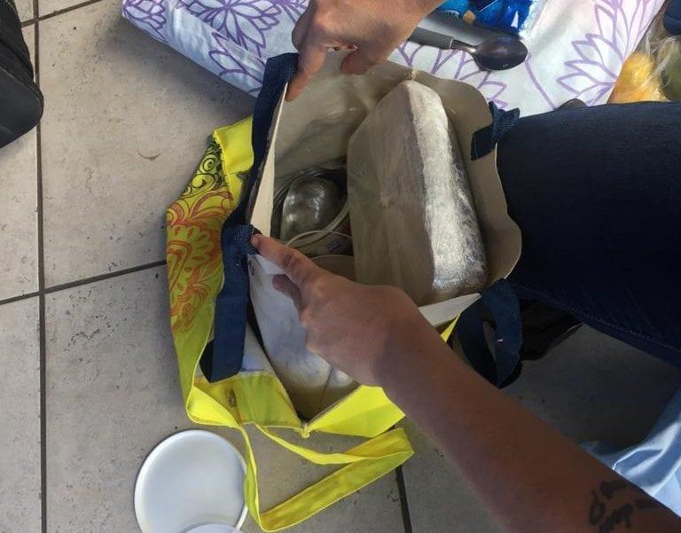 Mãe é presa na Rodoviária de Goiânia com drogas escondidas na bagagem da filha