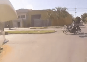 Motociclista se envolve em acidente após fugir de blitz policial, em Aparecida de Goiânia