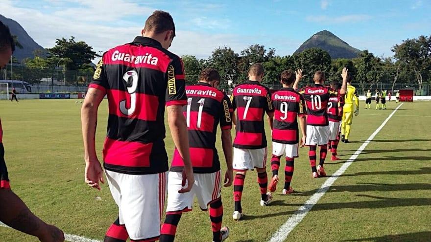 O fogo que destruiu o sonho de meninos de jogar futebol no Rio