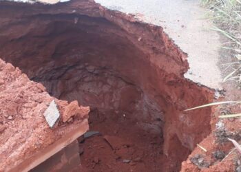 Obras em bueiro desmoronado deixa rua de Goiânia interditada por mais três dias