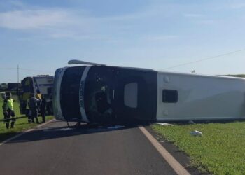Ônibus que seguia de Goiânia para SP tomba em rodovia e deixa 15 feridos 