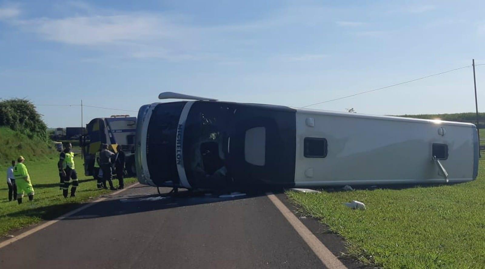 Ônibus que seguia de Goiânia para SP tomba em rodovia e deixa 15 feridos 