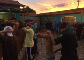 PM encontra drogas e armas em festa com 160 adolescentes, em Anápolis