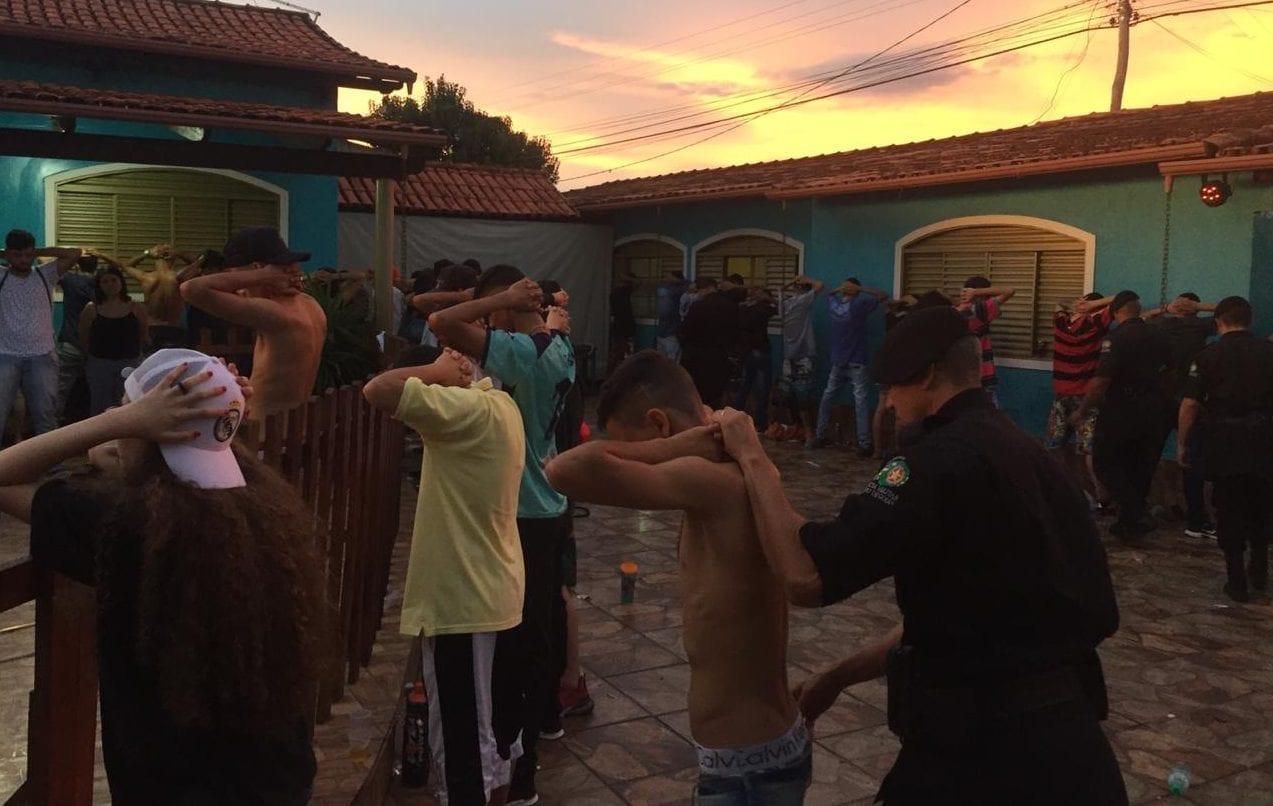 PM encontra drogas e armas em festa com 160 adolescentes, em Anápolis