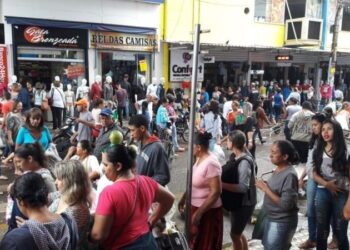 Polícia vai doar roupas pirateadas apreendidas na Rua 44, em Goiânia, para pessoas carentes