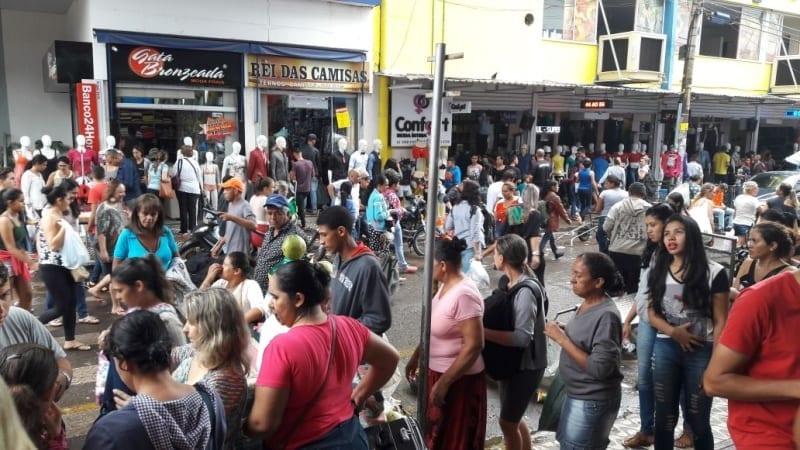 Polícia vai doar roupas pirateadas apreendidas na Rua 44, em Goiânia, para pessoas carentes
