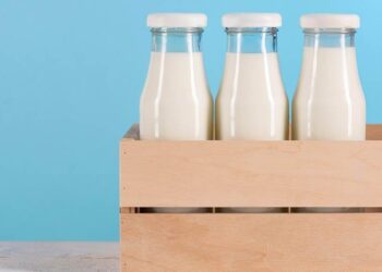 Produtores distribuem 10 mil litros de leite em protesto contra Enel, em Iporá