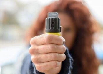 Projeto prevê que mulheres possam usar spray de pimenta e arma de choque
