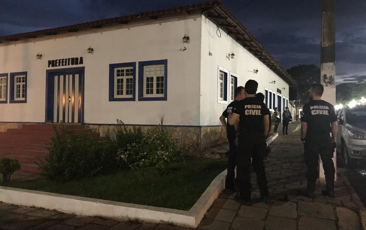 Secretários e outros servidores de Pirenópolis são presos por fraudes na limpeza urbana