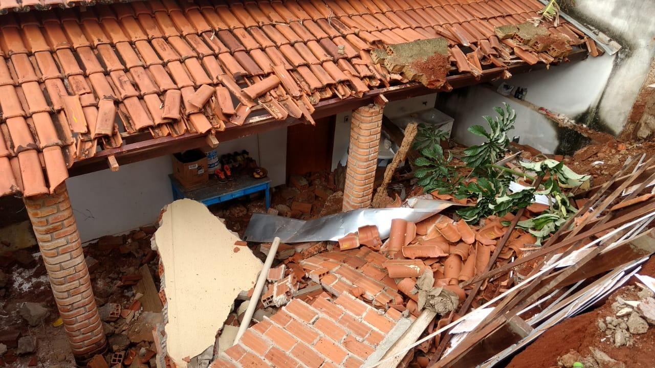Varanda desmorona em cima de casa e deixa 14 desalojados, em Morrinhos