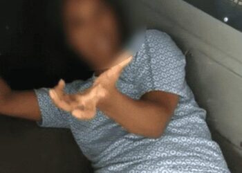 Vídeo mostra mulher que matou filha a marretadas em estado de surto durante prisão, em Goiânia