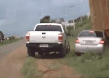 Vídeo mostra polícia encurralando carro que transportava 700 quilos de drogas, em Goiás
