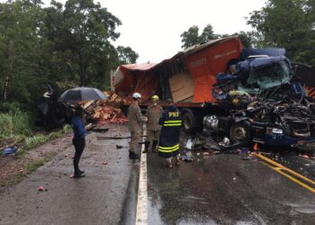 Acidente na BR-153, em Porangatu, deixa caminhões destruídos mas sem feri