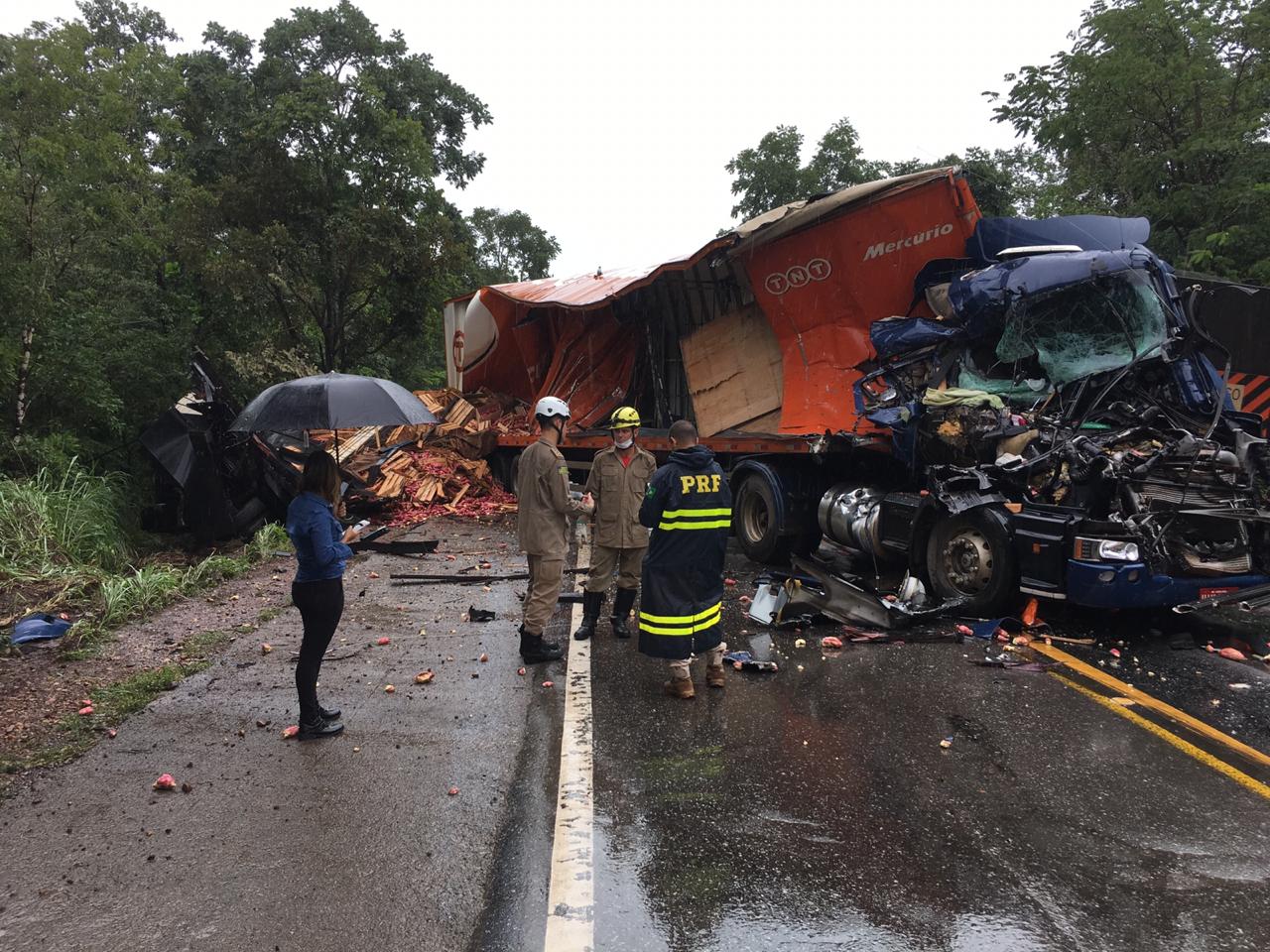Acidente na BR-153, em Porangatu, deixa caminhões destruídos mas sem feri
