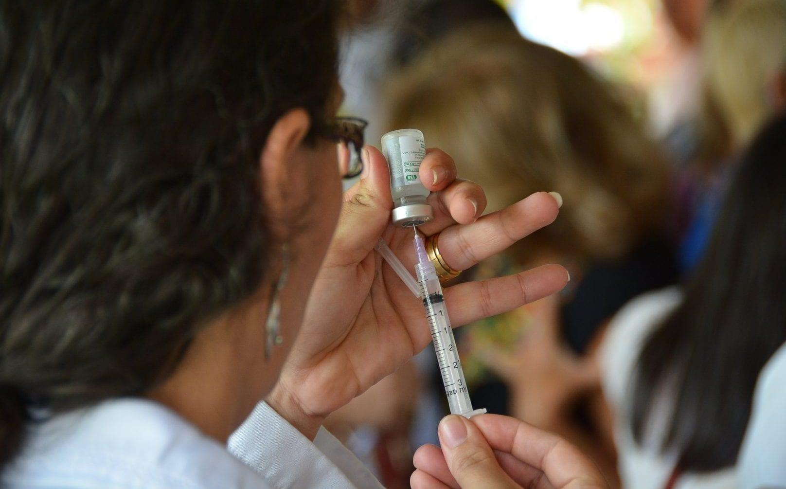 Após registro de seis mortes, Saúde de Goiás alerta para vacinação contra meningite
