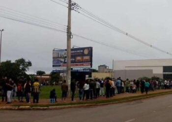 Em Planaltina, 2.500 pessoas fazem fila para entregar currículo em restaurante