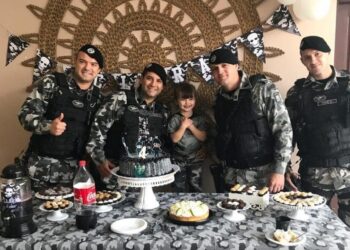 Equipe da Polícia Militar de Santa Catarina participam de festa de aniversário temática em homenagem a polícia