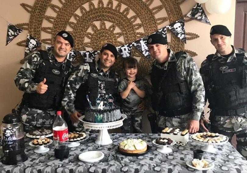 Equipe da Polícia Militar de Santa Catarina participam de festa de aniversário temática em homenagem a polícia