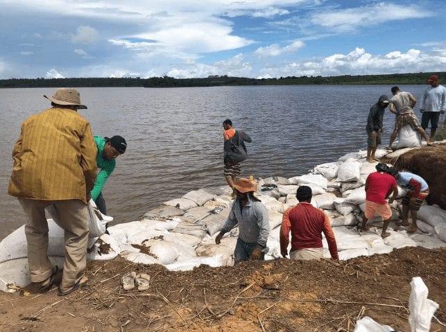 Famílias são retiradas de casa por risco de rompimento de barragem no Ceará