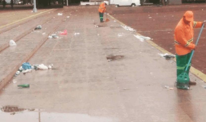 Foliões deixam rastro de mais de 500 quilos de lixo na Praça Cívica, em Goiânia