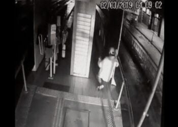 Homem escorrega na estação do Eixo Anhanguera, em Goiânia, e é atropelado; veja o vídeo