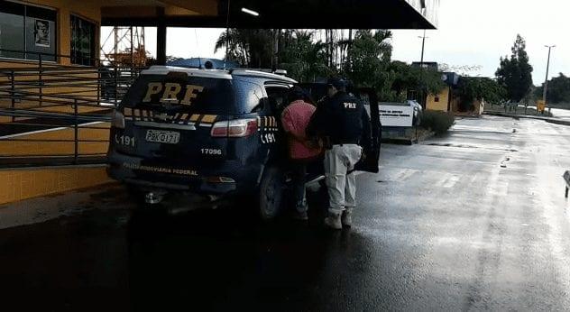 Homem tenta usar documento falso para resgatar carro apreendido e é preso, em Morrinhos