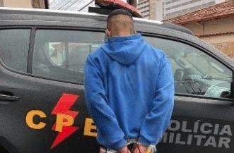 Jovem é preso com artefatos explosivos, em Anápolis