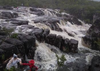 Mais de dez turistas ficam ilhados em cachoeira na Chapada dos Veadeiros