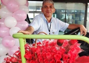 Motorista decora ônibus e distribui flores à passageiras, em Goiânia
