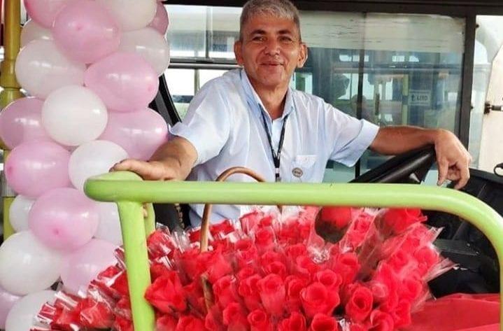 Motorista decora ônibus e distribui flores à passageiras, em Goiânia