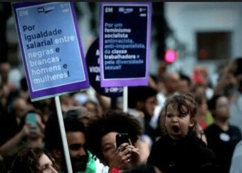Mulheres protestam em SP por direitos iguais e contra a violência