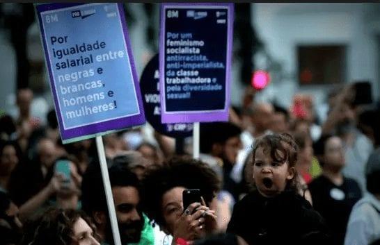 Mulheres protestam em SP por direitos iguais e contra a violência