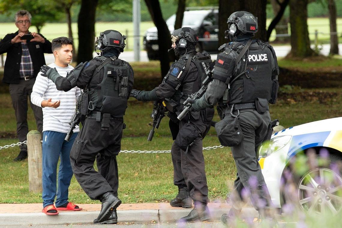 Neozelandeses entregam voluntariamente suas armas após massacre