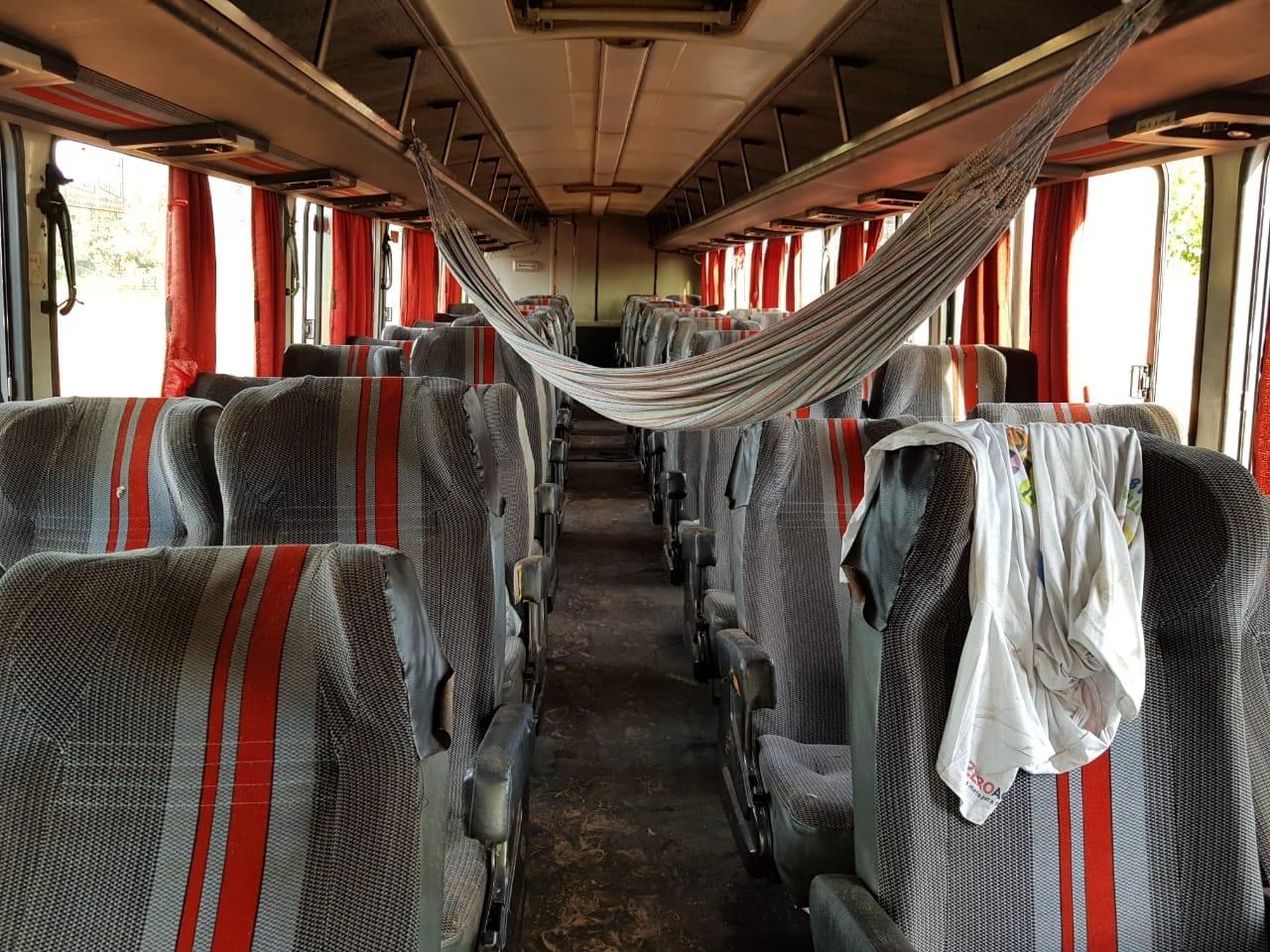 Ônibus de viagem na BR-153, em Porangatu, tinha até rede armada no interior