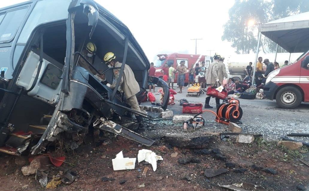 Ônibus tomba na GO-80, em São Francisco de Goiás, e deixa 14 feridos