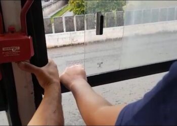 Passageiros de ônibus tem que segurar janela para veículo seguir viagem, em Aparecida de Goiânia