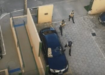 PM de Goiás briga com a mulher, surta e sai atirando e invadindo apartamentos, em Águas Claras