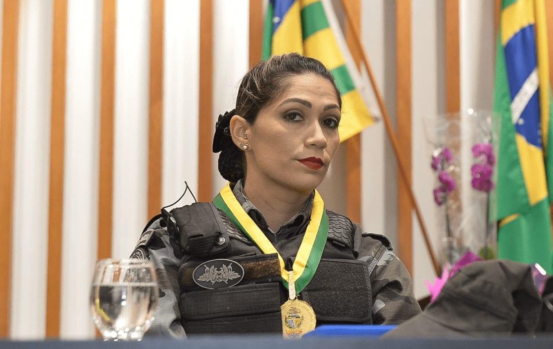 Soldado da PM que matou assaltante na saída de academia, em Goiânia, é condecorada