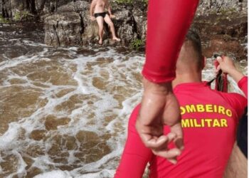 Turista é resgatado após ficar ilhado em cachoeira na Chapada dos Veadeiros; veja vídeo