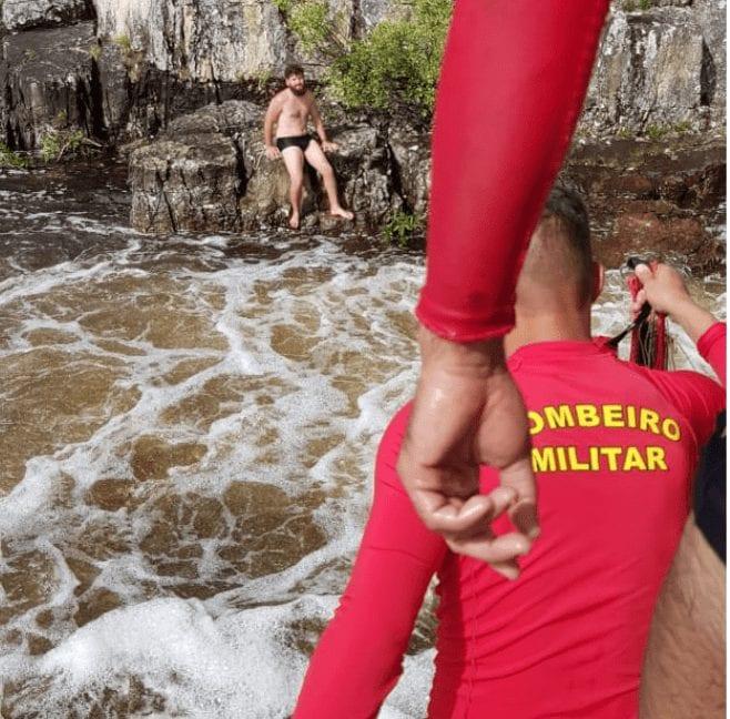 Turista é resgatado após ficar ilhado em cachoeira na Chapada dos Veadeiros; veja vídeo