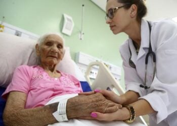 Unidades de saúde têm "blitz do idoso" para fiscalizar situação do atendimento, Goiânia