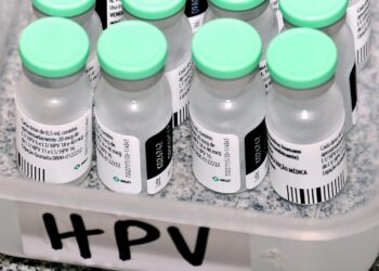Vacinação contra http://www.saude.goiania.go.gov.br/html/noticia/17/08/Goiania_nao_oferece_vacina_HPV_para_adultos_de_ate_26_anos.shtml