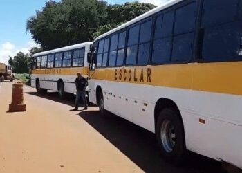 Veículos escolares irregulares são apreendidos pela polícia, em Rio Verde