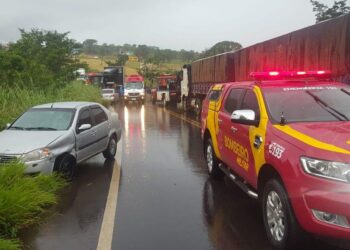 Acidente com caminhão da dupla Rio Negro e Solimões deixa ferido, em Caldas Novas