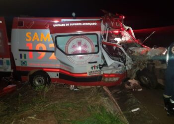 Acidente em Cezarina deixa ambulância com paciente destruída e 4 feridos