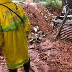 Barranco desmorona e deixa pessoas ilhadas após forte chuva em Goiânia